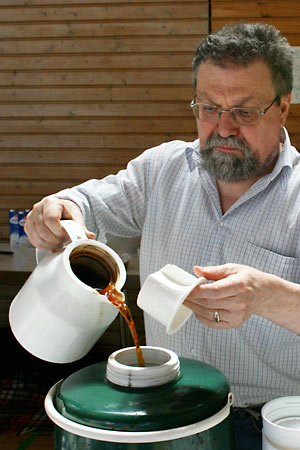 Ludwig schenk Kaffee aus